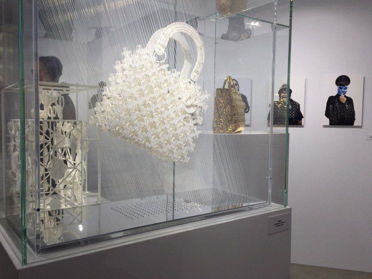 巴塞隆納WANDA工作室以紙和玻璃打造的Lady Dior。圖／記者楊詩涵攝影