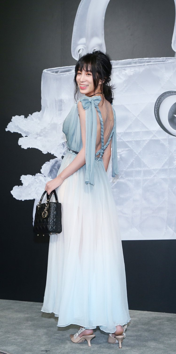溫貞菱穿粉藍色褶襉雪紡紗洋裝，相當性感。圖／記者陳柏亨攝影