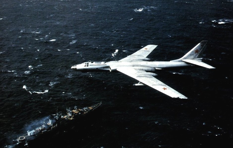 1984年攝於西太平洋的Tu-16，左下方艦隻為卡拉級巡洋艦。 圖／取自維基