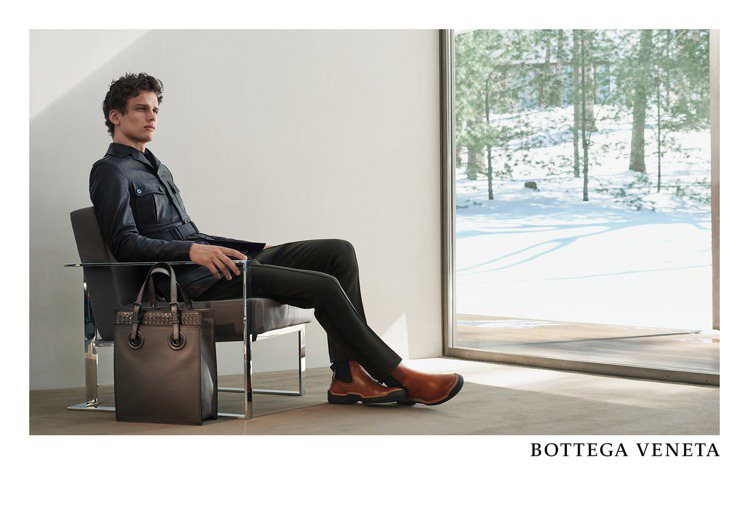 Bottega Veneta秋冬廣告選在美國康乃狄克州著名的建築Lee House 2拍攝。圖／Bottega Veneta提供