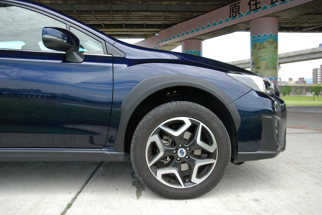 此次試駕的 Subaru XV 2.0i-S 車型輪框規格為 225/55 R...