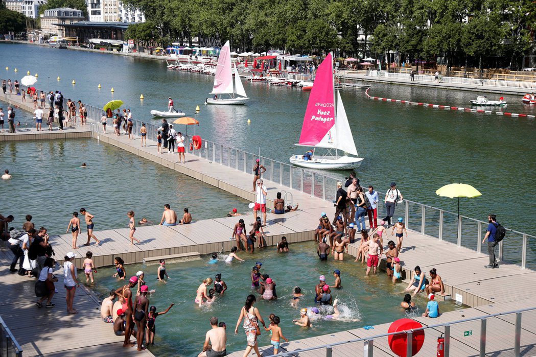 巴黎市政府打破數十年慣例，在市中心的拉維列特運河開闢游泳區，每天開放1000人免...
