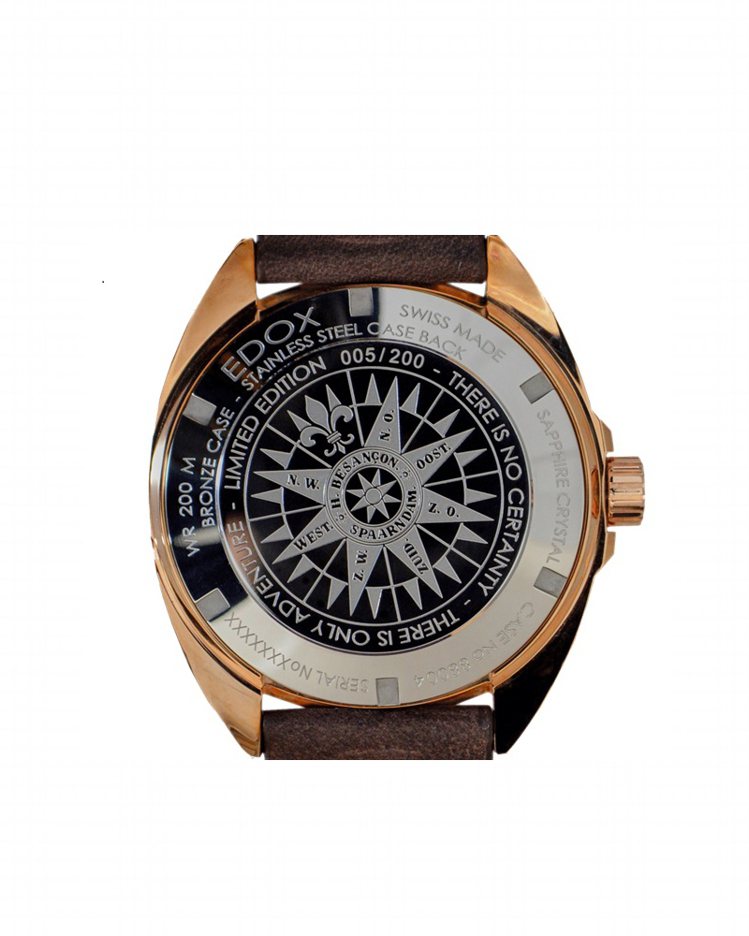 EDOX  Delfin  Fleet 1650限量紀念腕表，43毫米青銅表殼，68,800元，全球限量200 只。不鏽鋼後底蓋上鐫刻航海羅盤與獨立編號，並鐫刻「只有冒險是確定無疑的」英文字樣。圖／伊度表提供