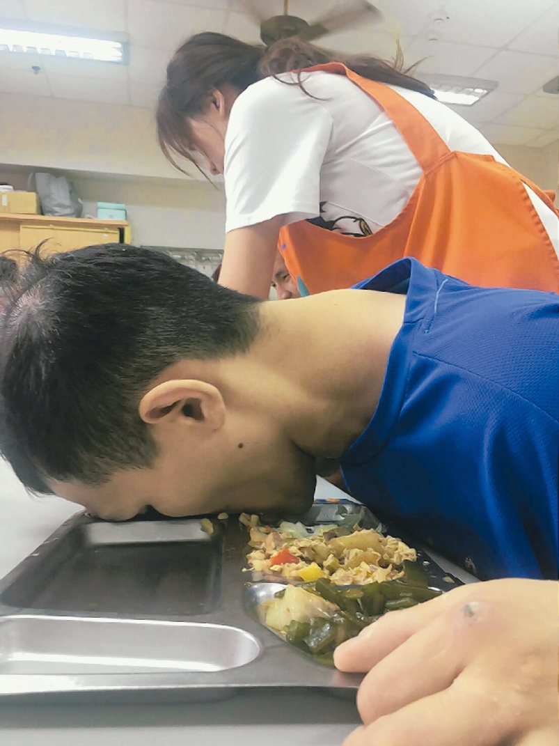 王先生因重度智障，無法用言語清楚表達，一度因視力不佳，臉須貼著盤子吃飯。