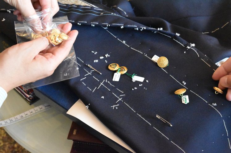 提供多樣化的布料及鈕扣選擇，也是Pecora Ginza的服務，而創辦人佐藤英明更是日本最大骨董布料收藏家，有著市面罕見的西裝面料。圖／OAK ROOM提供
