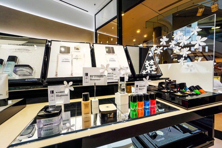在香奈兒台北101化妝品精品店有香水、彩妝、保養護膚的全方位體驗。圖／香奈兒提供