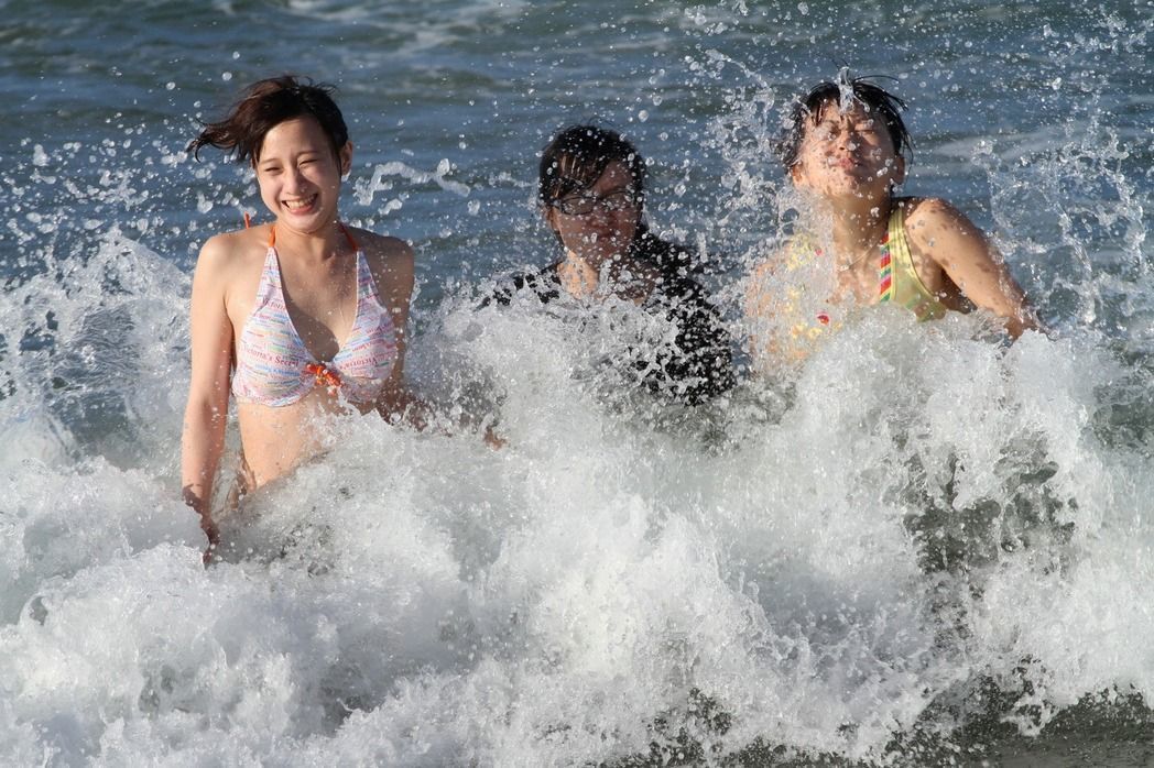 貢寮海祭總是吸引許多辣妹穿比基尼到海灘玩水。 報系資料照