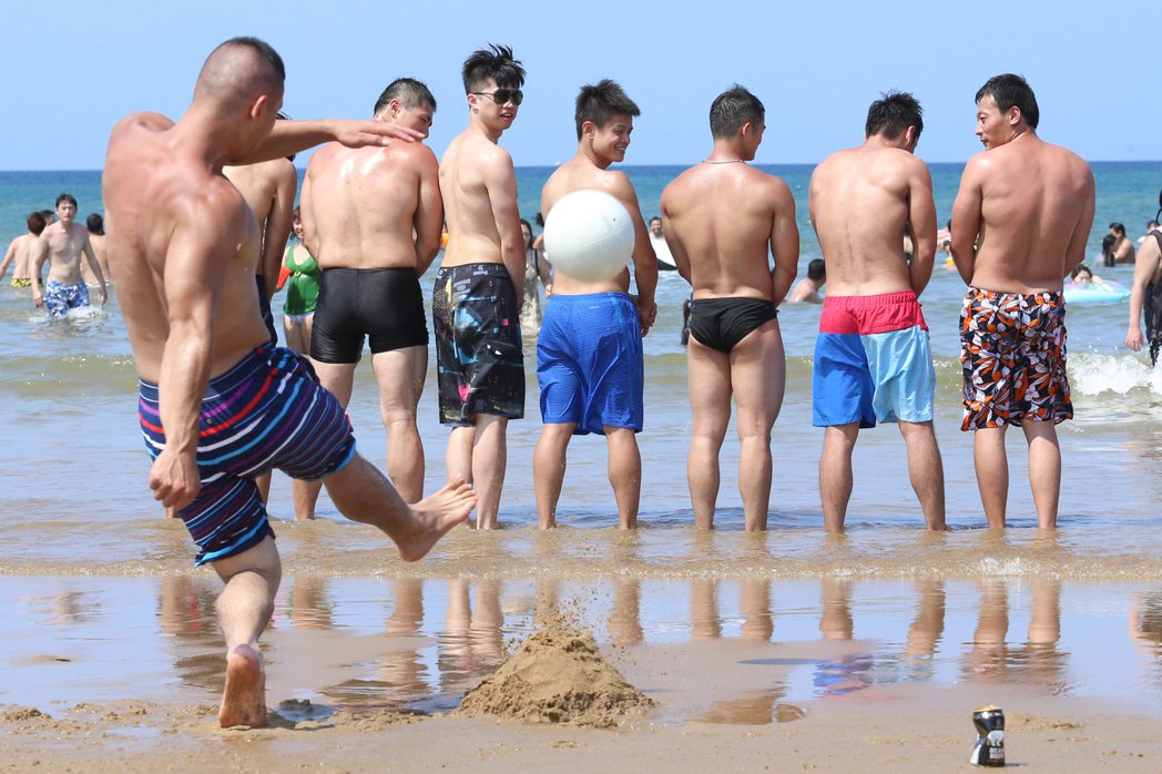 2014貢寮海祭趕上世足熱，民眾在沙灘上踢12碼PK。 報系資料照