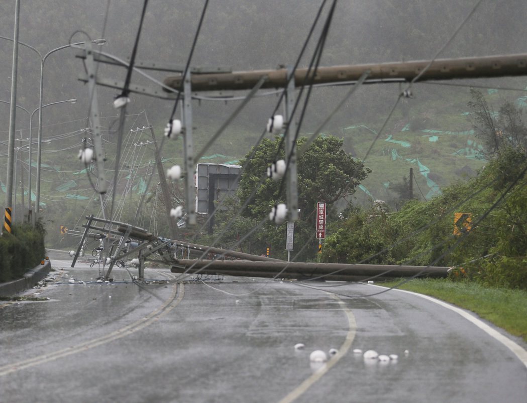 圖為去年莫蘭蒂颱風時，屏東停電戶數超過十萬戶，屏鵝公路有許多電桿斷裂搶修困難。 ...