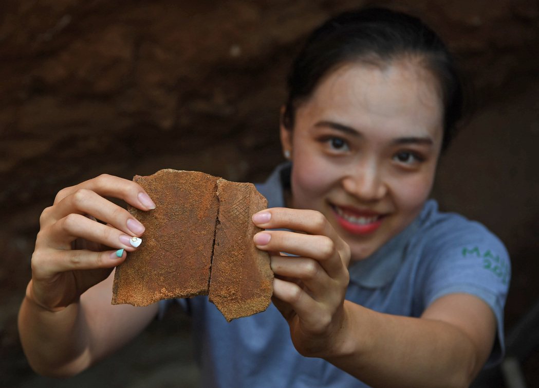 由中國、美國和肯尼亞專家組成的聯合考古隊宣佈在曼達島發現了具有中國血緣的3具人骨...