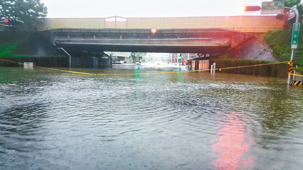 台南太子路、裕義街涵洞淹水嚴重。 圖／台南市警一分局提供