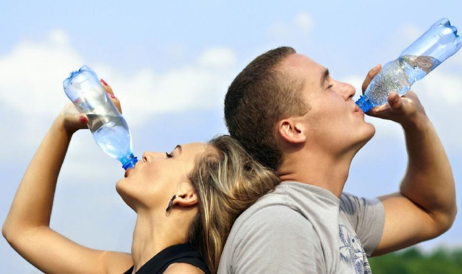 炎炎夏日，最適合來杯清涼解渴飲料，市售無糖、零熱量的「鹼性水」越來越受歡迎。