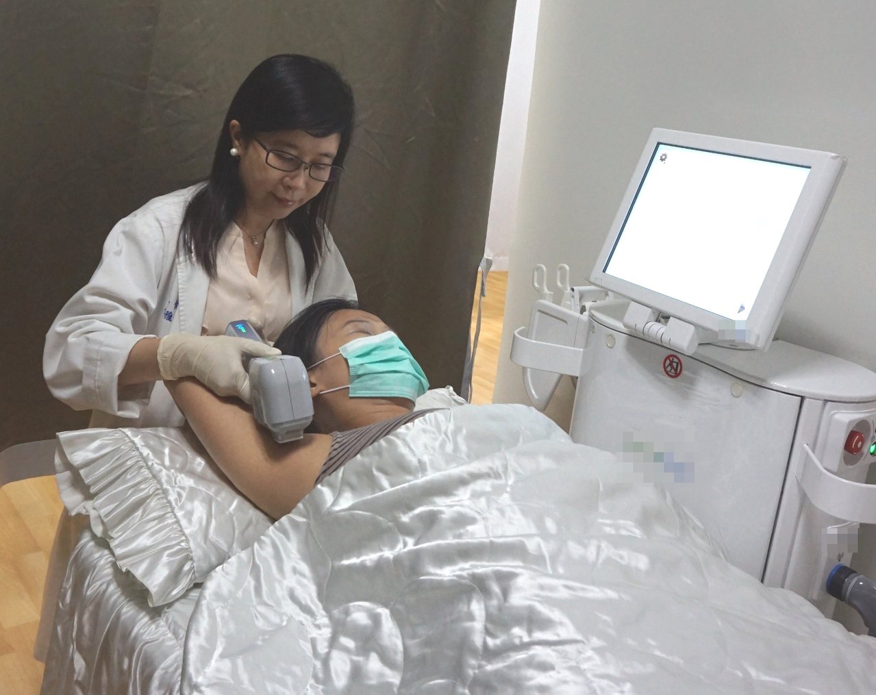 新竹馬偕醫院皮膚科醫師謝雅如示範微波熱能抑汗處置。圖／新竹馬偕醫院提供