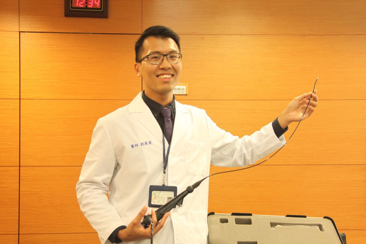 成大醫師泌尿部醫師劉展榮介紹新式的軟式輸尿管鏡碎石術。圖／成大提供