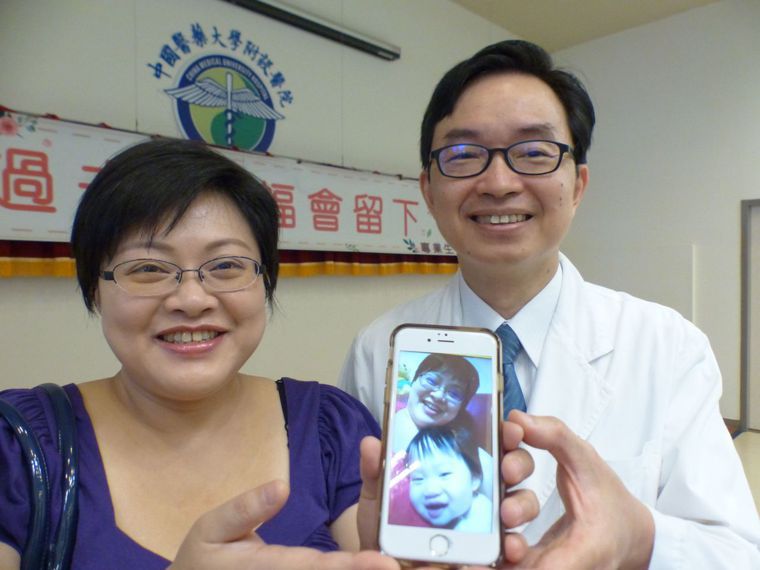 林太太（左）開心秀出與寶貝女兒的照片，與醫師何彥秉合影。記者趙容萱／攝影