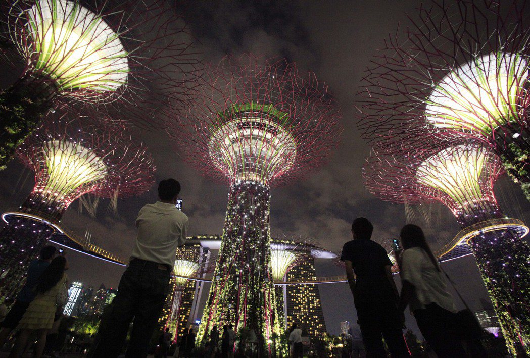 與海爭地的濱海灣花園，已成為新加坡「永續發展」的品牌象徵；但這樣的發展，竟建設在...