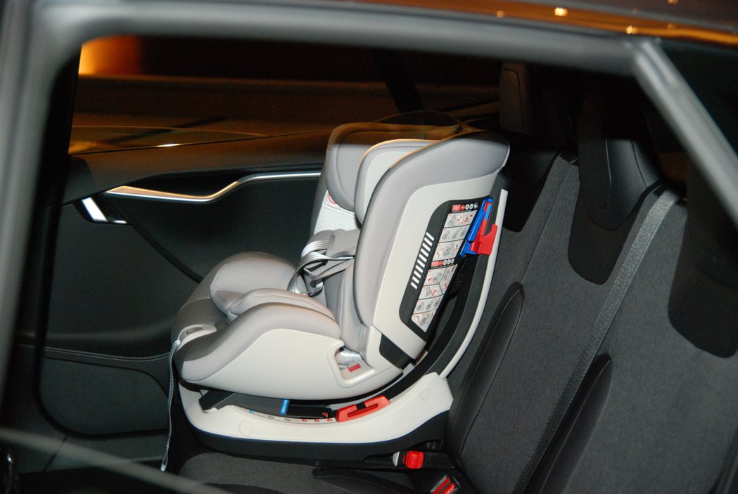 0Taxi 車隊相當看重親子搭乘市場，因此在所有的電動車中，都將配有兒童安全座椅...