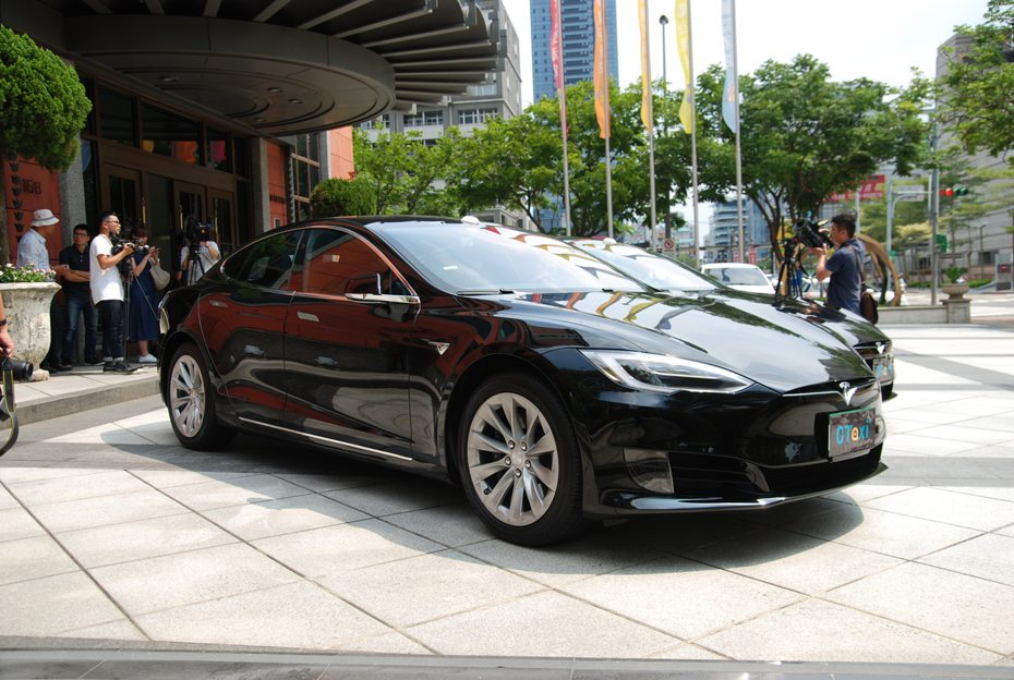 0Taxi 是台灣首支以會員制募資、且以 Tesla Ｍodel S 75 作為營運車輛的計程車隊。 記者林鼎智／攝影