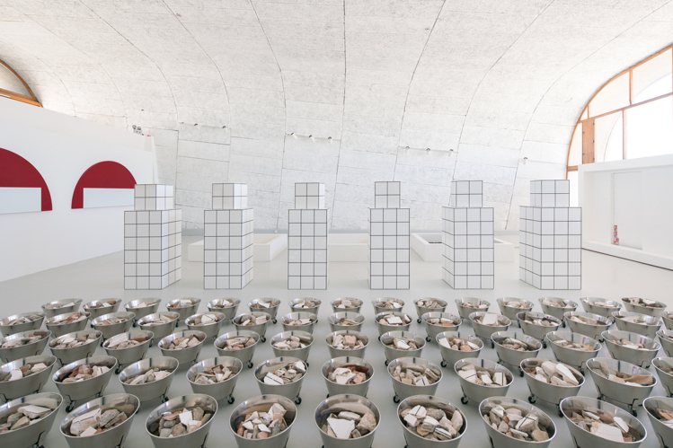 尚-皮耶．雷諾的展品「無限」是打碎居住近20年的居所，將破碎磚瓦分裝在100個廢棄醫療桶內展出。圖／Longchamp提供
