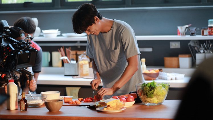 孔劉在ASUS ZenFone 4廣告中展現居家的一面，熱愛做菜的他平常也會下廚給朋友或工作人員吃。圖／華碩提供