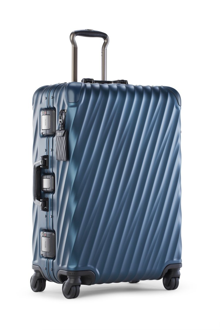 TUMI鋁合金19 Degree系列24吋限定藍色行李箱，約42,900元。圖／TUMI提供
