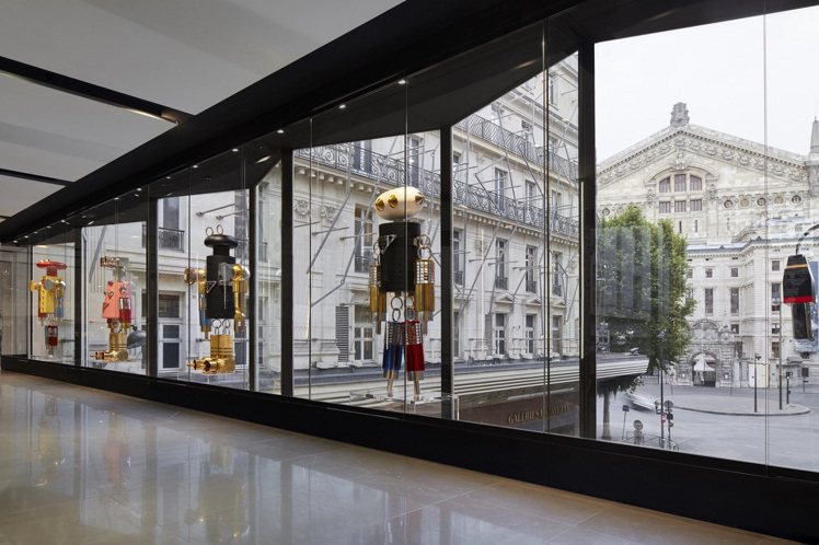 Prada在拉法葉百貨展出標誌性的「巨型」機器人掛飾。
