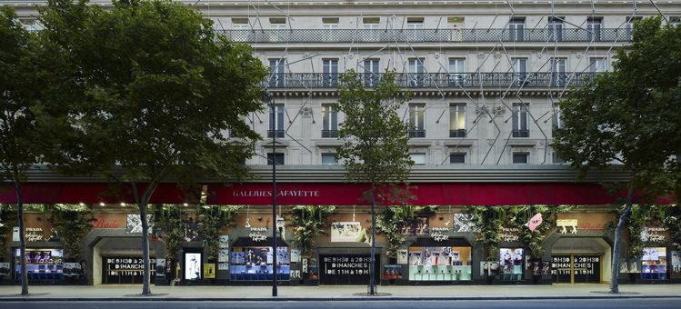 Prada與拉法葉百貨合作推出獨家櫥窗陳列與限時快閃店。圖／Prada提供