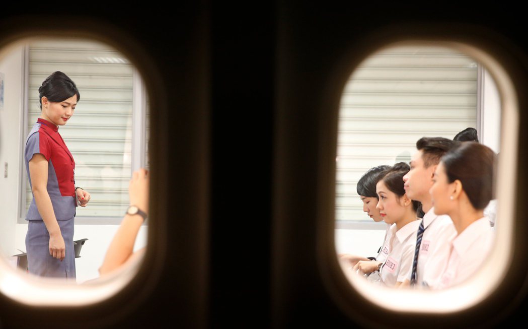 睽違兩年後，中華航空首次舉辦混合式的「大型航空人員招募」，上午在華航園區總部舉行...