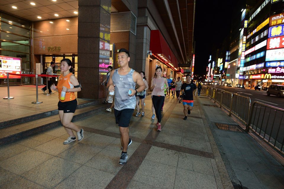 台北「街頭路跑」每周四晚上團練路線以台北市大街小巷為主。 圖／街頭路跑提供