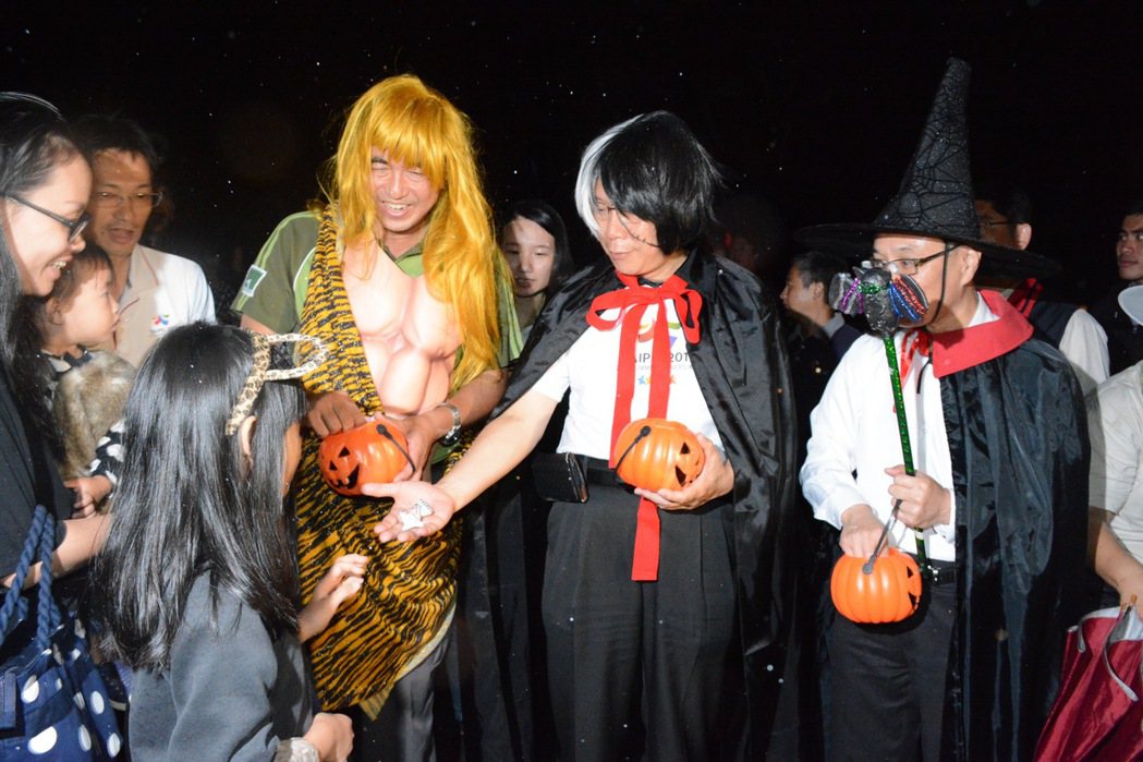 台北市長柯文哲（右二）打扮成怪醫黑傑克，發糖果給參加活動的小朋友。 聯合報系資料...