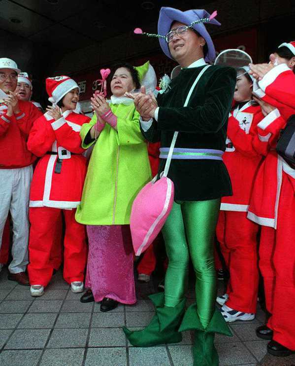 陳水扁（前右一）在台北市長任內扮成小飛俠，參加勵馨基金會愛的快遞活動，為青少年募...