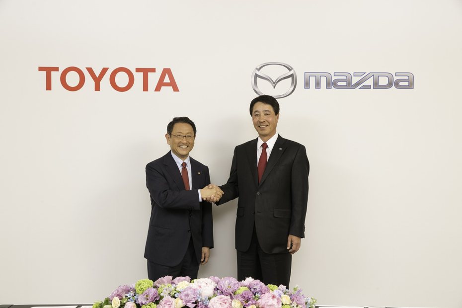 圖左為Toyota社長豐田章男，右為Mazda社長小飼雅道。 摘自Carscoops