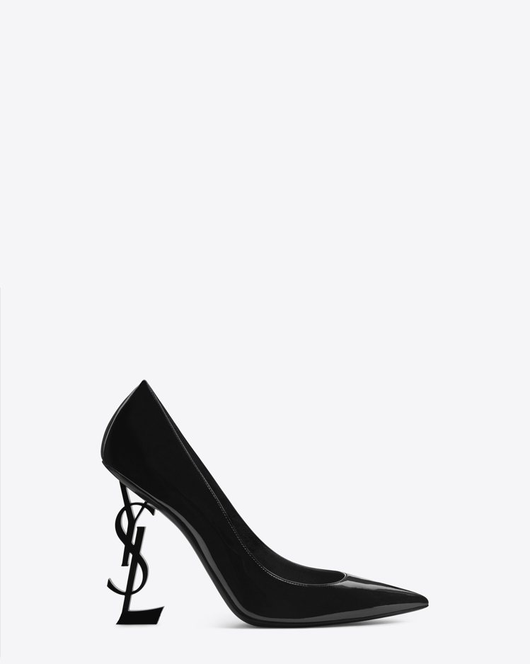 楊冪穿的Saint Laurent高跟鞋的鞋跟暗藏玄機，以經典「YSL」字母組成，保留品牌傳奇色彩也增添穿搭細節趣味。圖／Saint Laurent提供