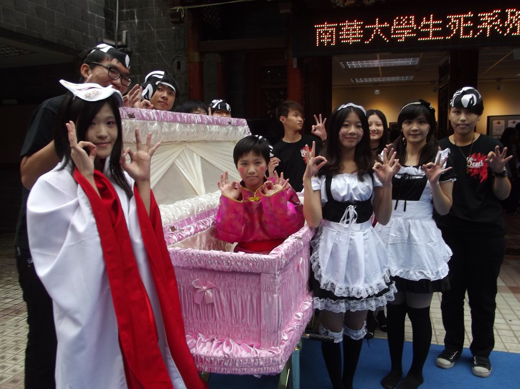 殯葬業者贈送南華大學生死學系教學棺木，學生們演出活潑的生死主題劇，棺木成為主角。...