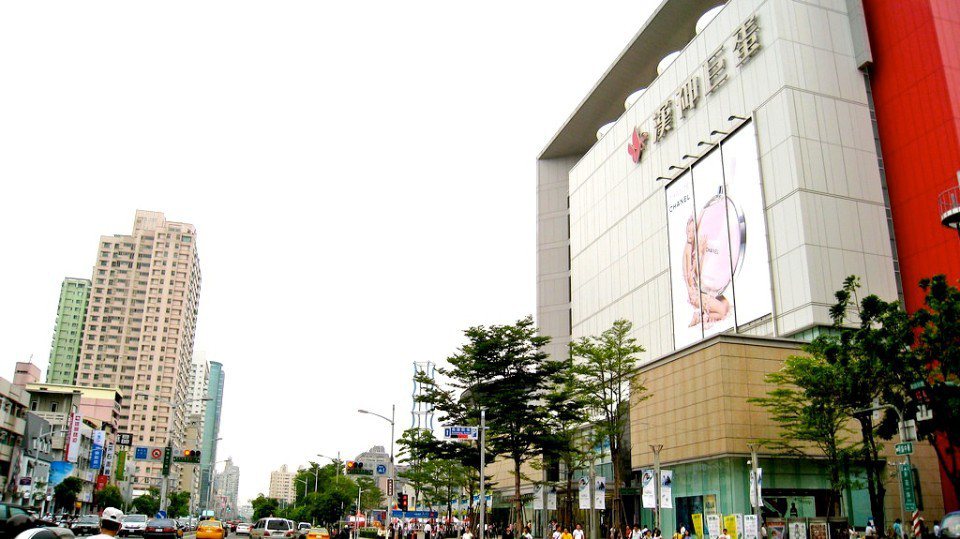 「漢神巨蛋購物廣場」是北高雄最熱鬧的百貨公司。（Flickr授權作者－Yu-Ch...