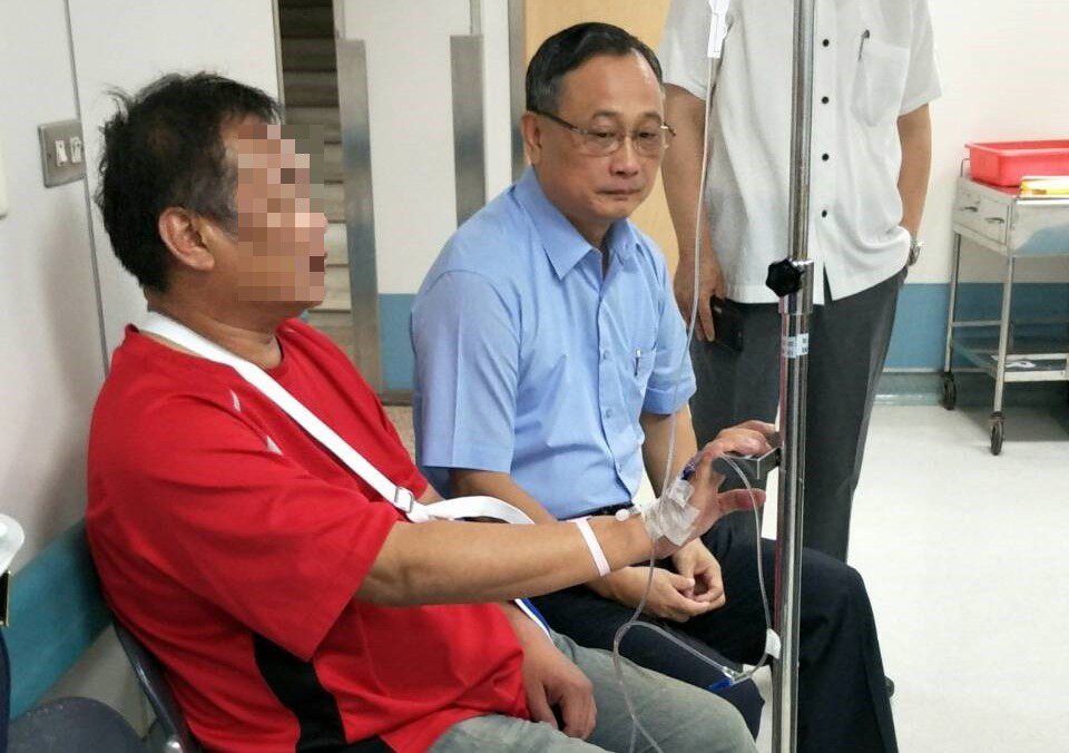 電視台記者（左一）採訪遭打斷左手臂，高雄市府警察局長陳家欽（中）上午到醫院探視。...