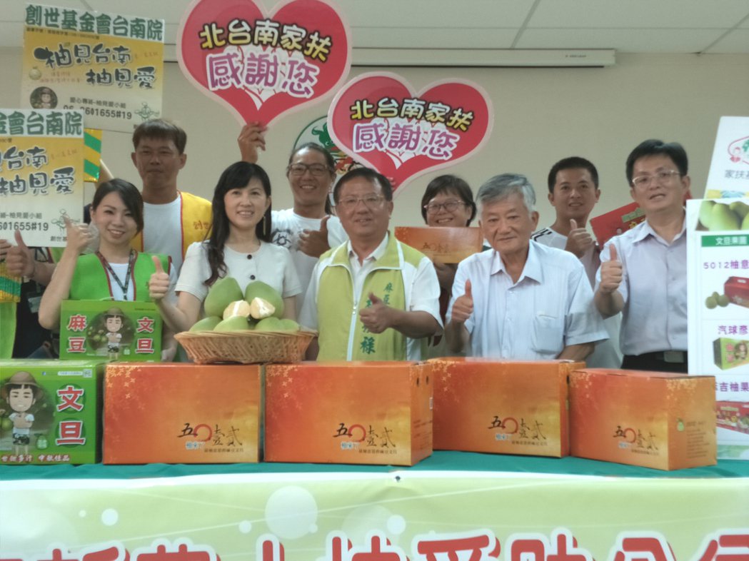 台南市政府農業局舉辦新農人文旦行銷記者會，號召各界一起來參與。記者謝進盛/攝影