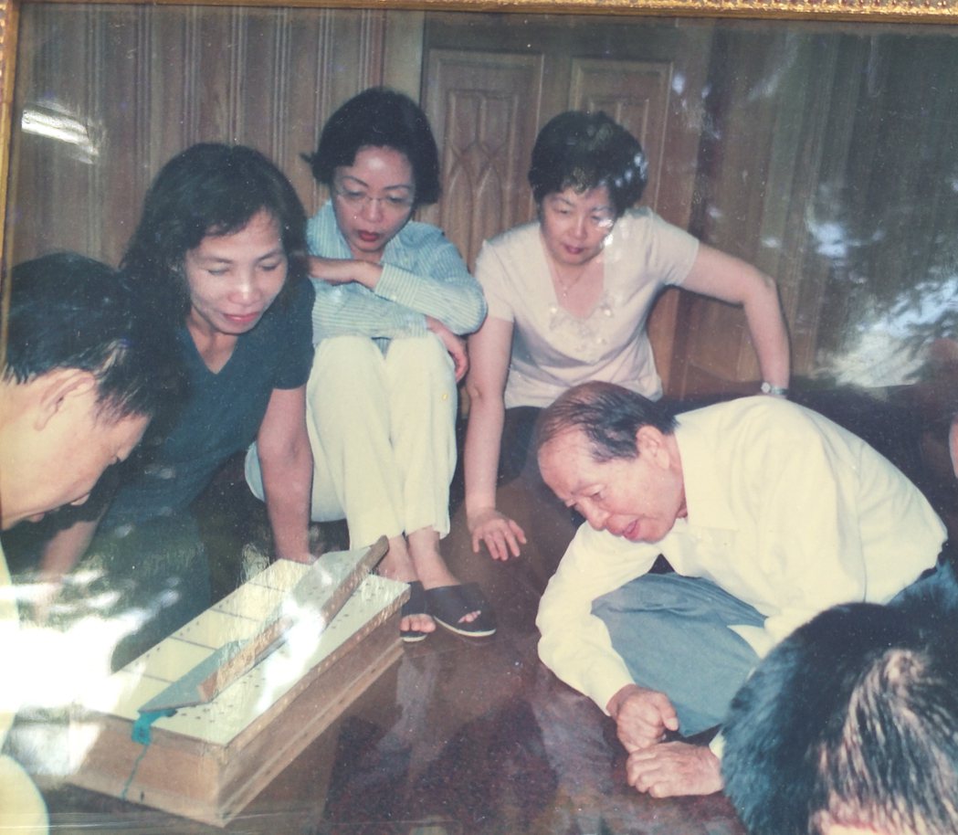 奇美集團創辦人許文龍（右一）、現任日本京都市長小池百合子（右二）10多年前都曾來...