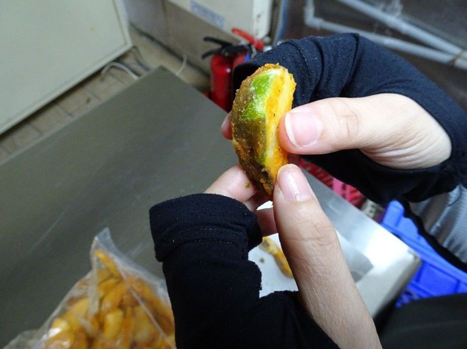 台南市衛生局前往摩斯漢堡台南分店稽查發現綠薯條。圖／衛生局提供