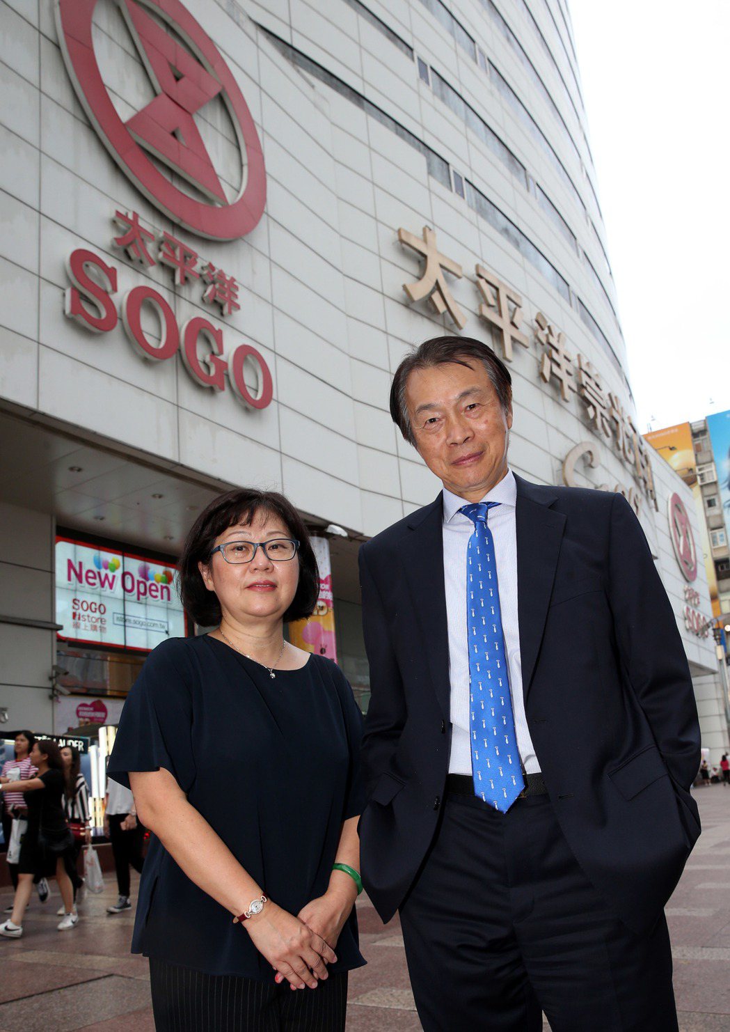 太平洋SOGO百貨總經理汪郭鼎松(右)、副總經理吳素吟。記者林俊良／攝影