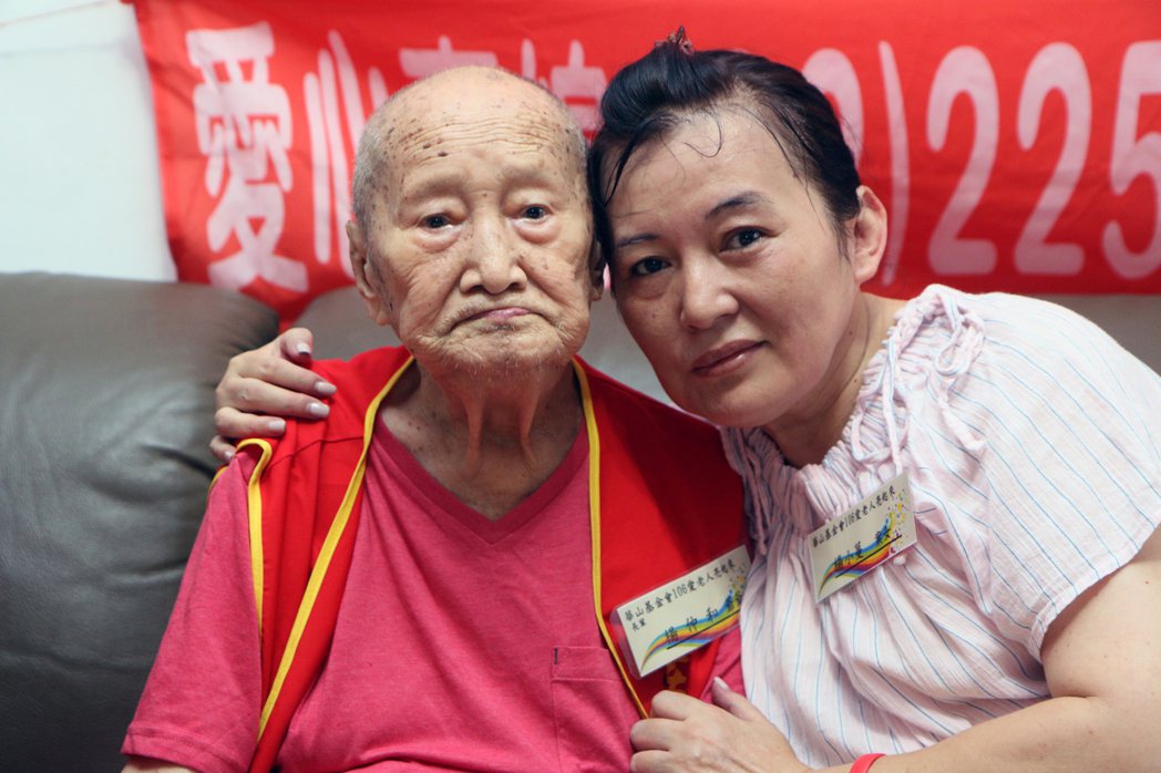 百歲人瑞楊仲和(左起)目前與女兒楊小蔓同住。 記者王敏旭／攝影