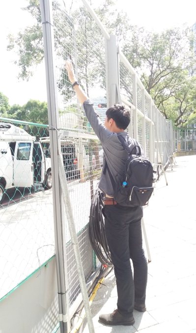 鐵柵欄高度約3米，一般人要攀爬入內並不困難。 記者陳雕文／攝影