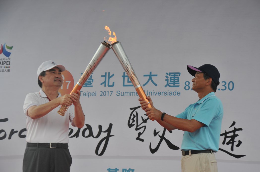 台北市副市長鄧家基（左）將聖火傳遞給基隆副市長林永發。 記者游明煌／攝影