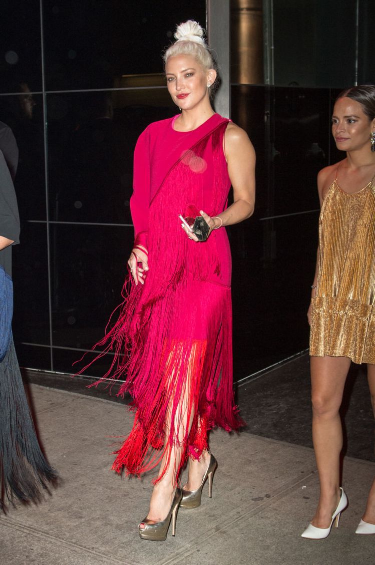 凱特哈德森也曾穿著全身紅的Stella McCartney流蘇裙裝。圖／PINT...