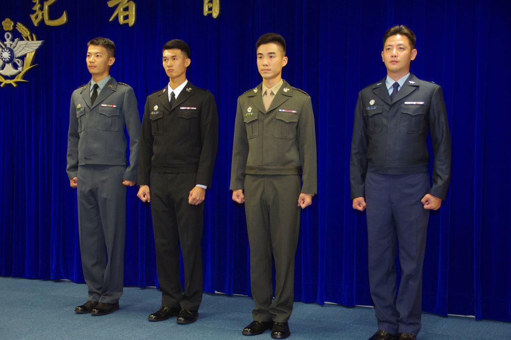 新款國軍冬季夾克，由左向右依序為陸軍、海軍、陸戰隊、空軍。 報系資料照