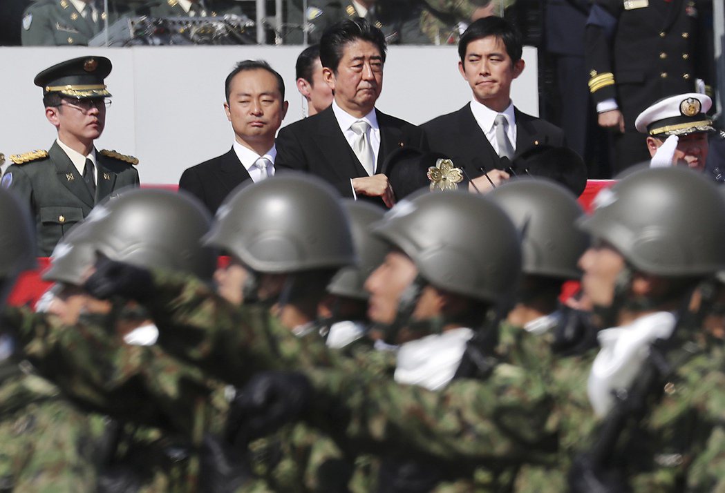 日本防衛省8日發布2017年「防衛白皮書」，指北京在東海、南海試圖改變現狀讓國際...