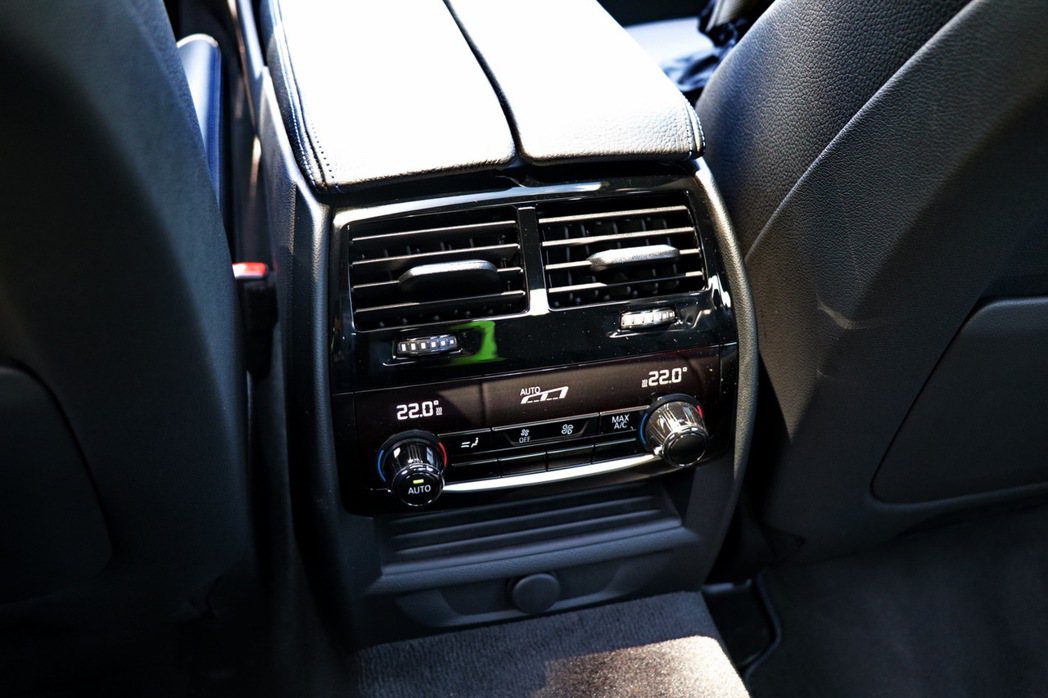 BMW M550i xDrive後座配備恆溫空調。 記者陳威任／攝影