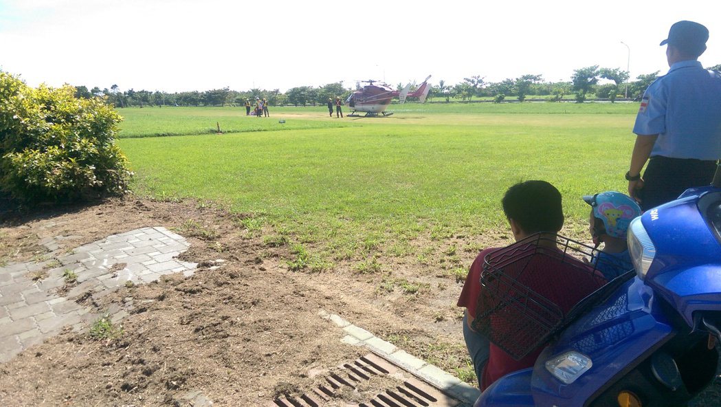 難得有直升機出現公園內，有家長立馬帶著小孩來看。記者尤聰光／攝影