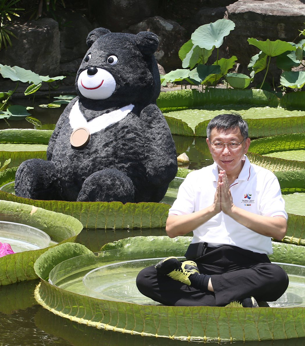 台北市長柯文哲（右）上午出席雙溪公園「2017大王蓮奇幻漂浮」展覽，親自體驗坐在...