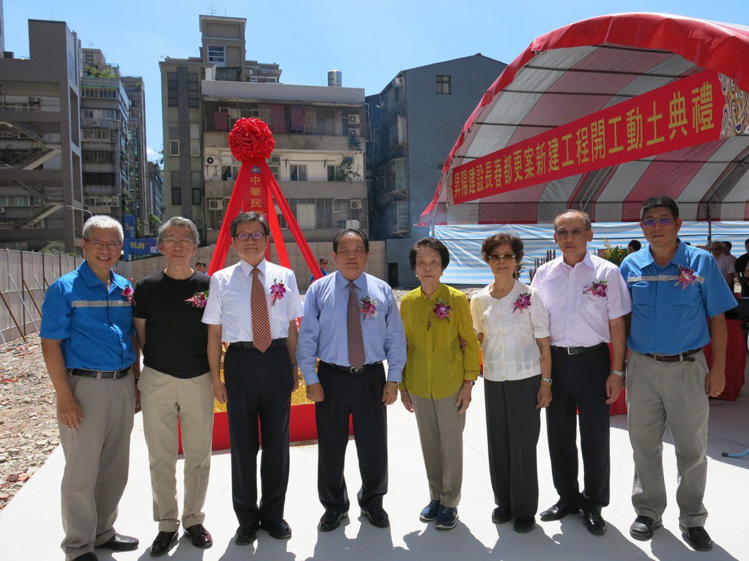 華南銀行董事長吳當傑（左三）出席昇陽建設長春都更案動土典禮。圖／華南銀行